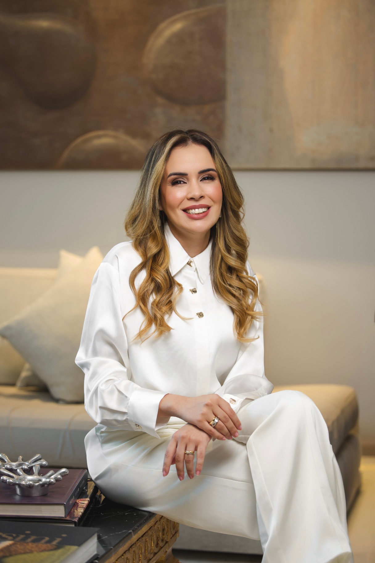 Tatiane Duarte sorrindo em ambiente sofisticado