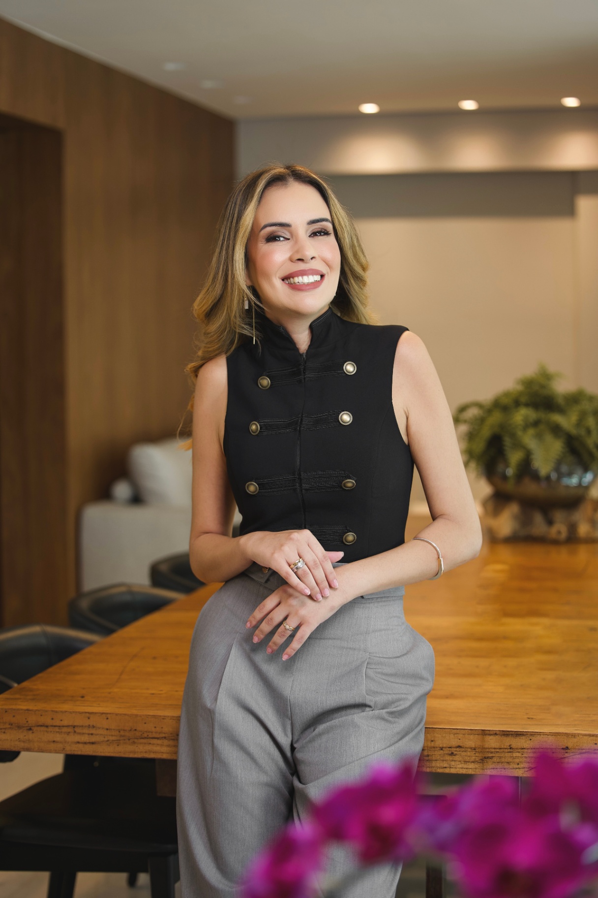 Tatiane Duarte em ambiente corporativo, comunicando com energia